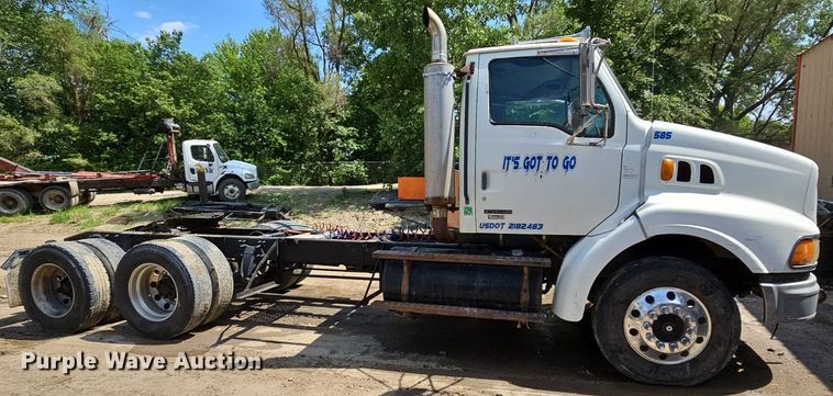 image for item DO2788 1999 Sterling A9513  semi truck