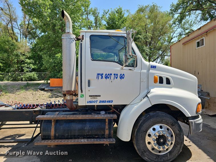 image for item DO2788 1999 Sterling A9513  semi truck