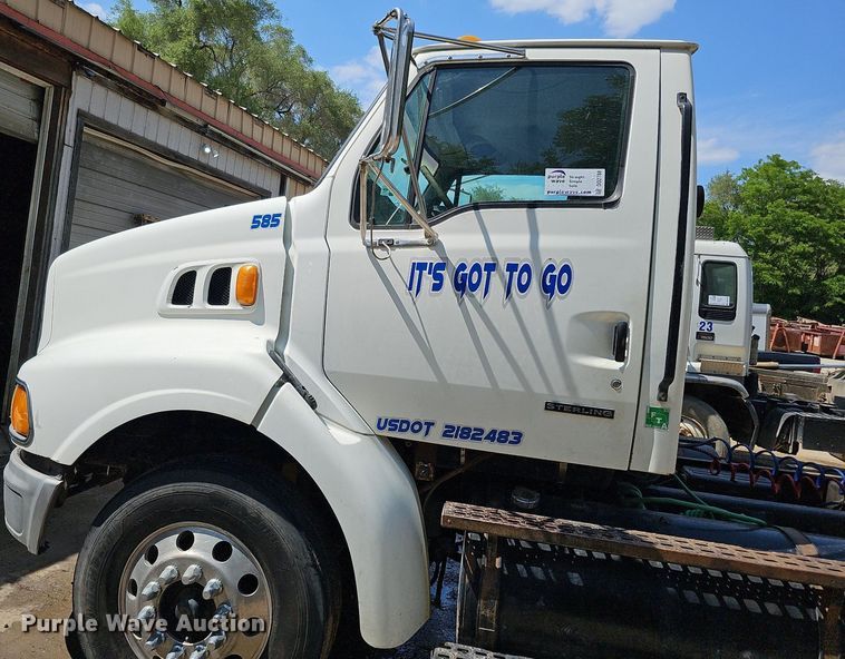 image for item DO2788 1999 Sterling A9513  semi truck