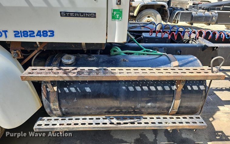 image for item DO2788 1999 Sterling A9513  semi truck