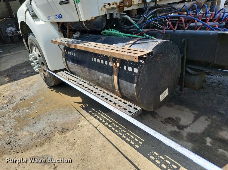 image for item DO2788 1999 Sterling A9513  semi truck