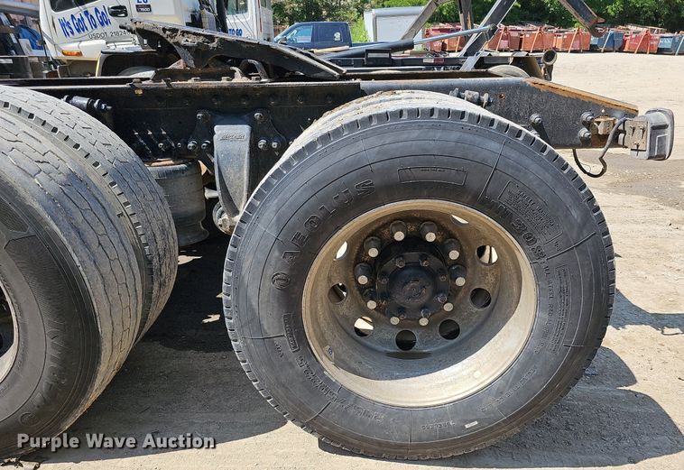 image for item DO2788 1999 Sterling A9513  semi truck