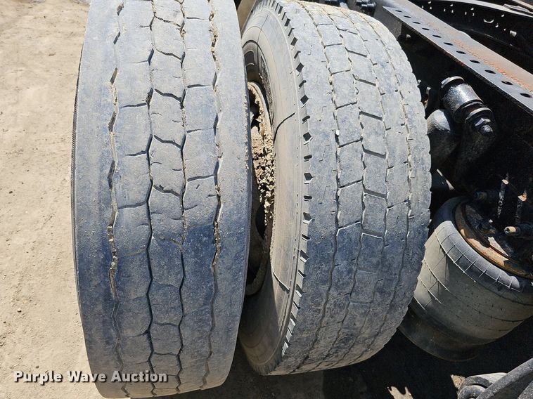 image for item DO2788 1999 Sterling A9513  semi truck