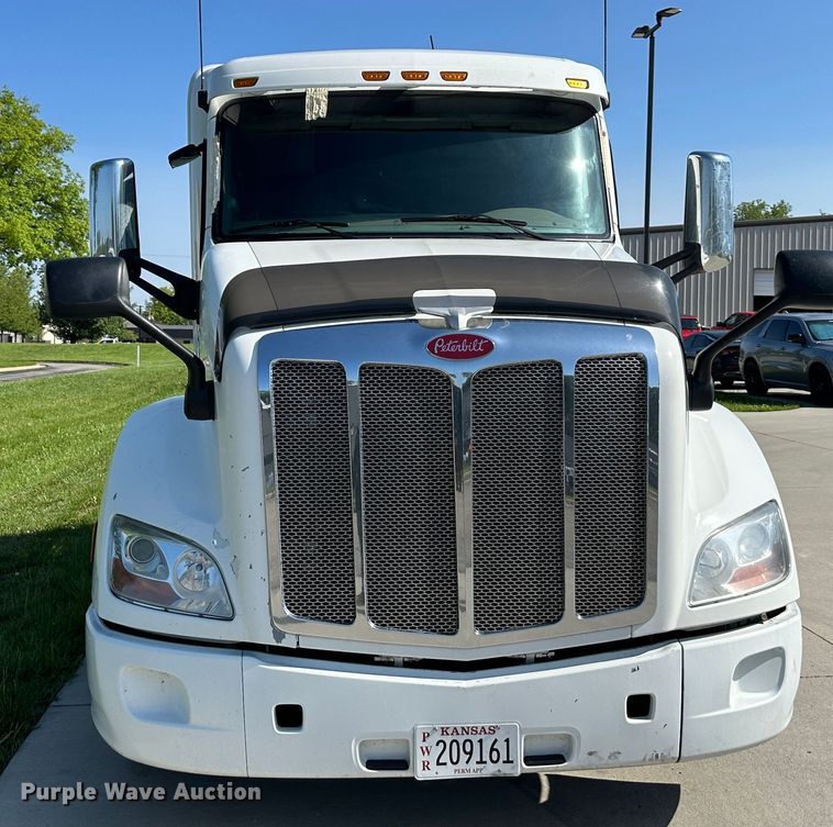 image for item DO5003 2018 Peterbilt 579  semi truck