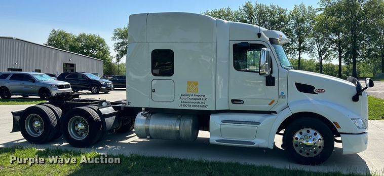 image for item DO5003 2018 Peterbilt 579  semi truck