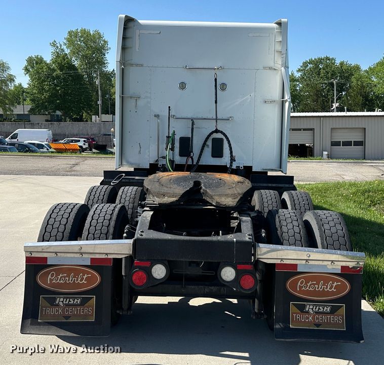 image for item DO5003 2018 Peterbilt 579  semi truck