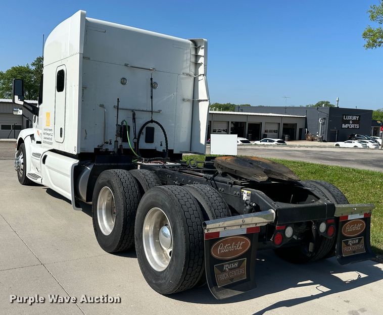 image for item DO5003 2018 Peterbilt 579  semi truck