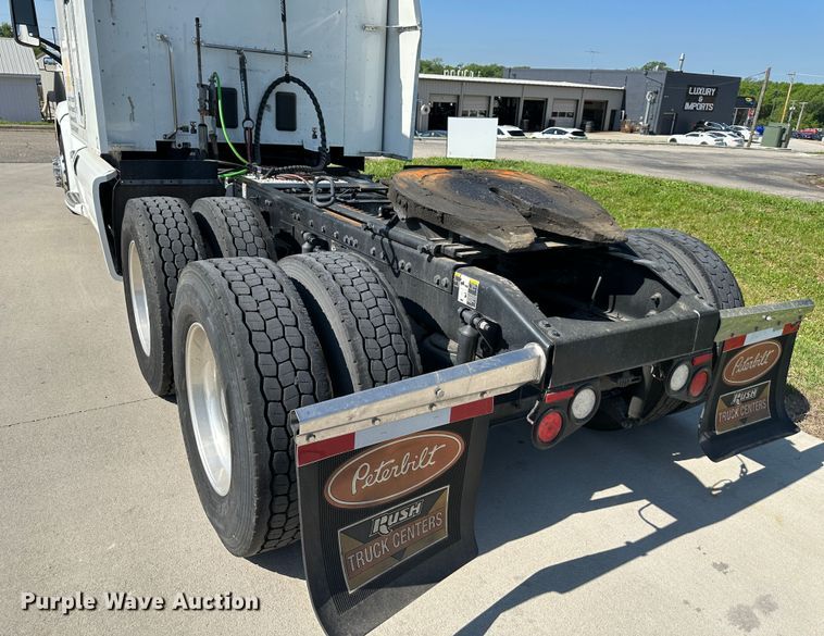 image for item DO5003 2018 Peterbilt 579  semi truck