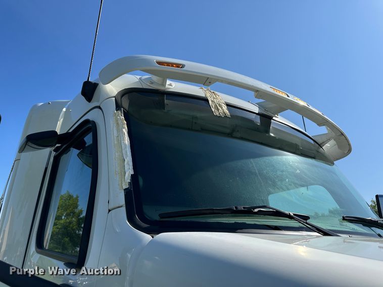 image for item DO5003 2018 Peterbilt 579  semi truck
