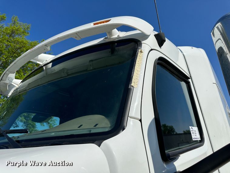 image for item DO5003 2018 Peterbilt 579  semi truck