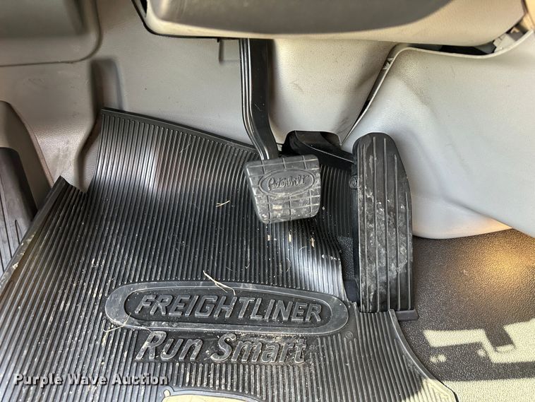 image for item DO5003 2018 Peterbilt 579  semi truck