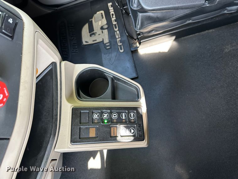 image for item DO5003 2018 Peterbilt 579  semi truck