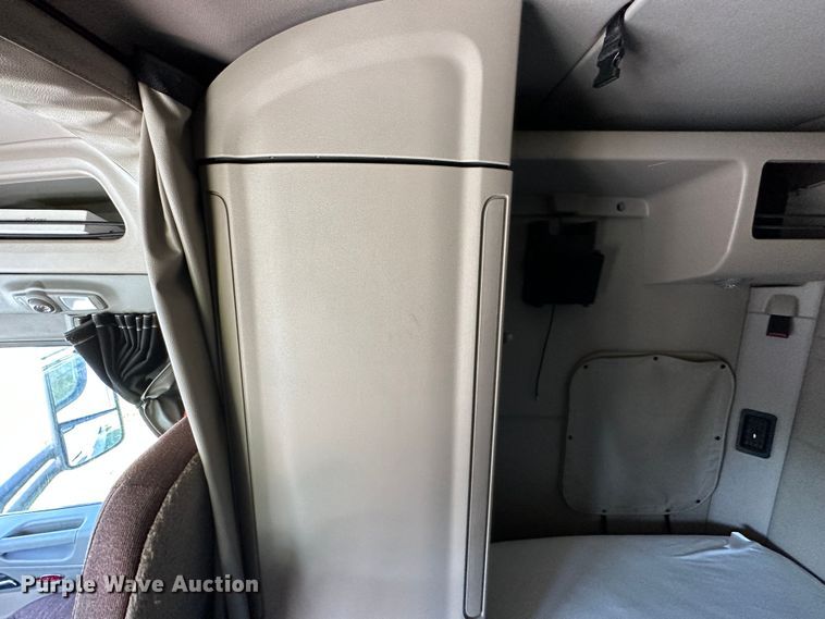 image for item DO5003 2018 Peterbilt 579  semi truck