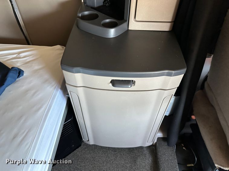 image for item DO5003 2018 Peterbilt 579  semi truck