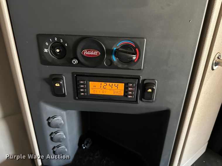image for item DO5003 2018 Peterbilt 579  semi truck