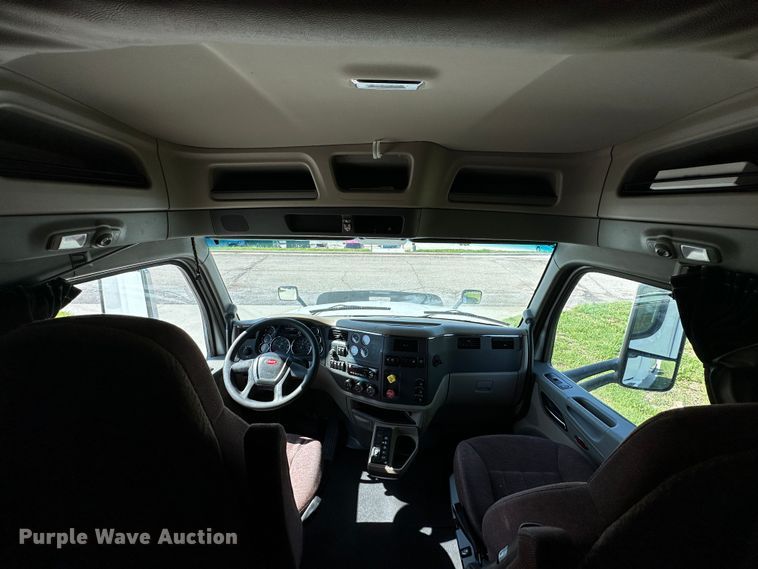 image for item DO5003 2018 Peterbilt 579  semi truck