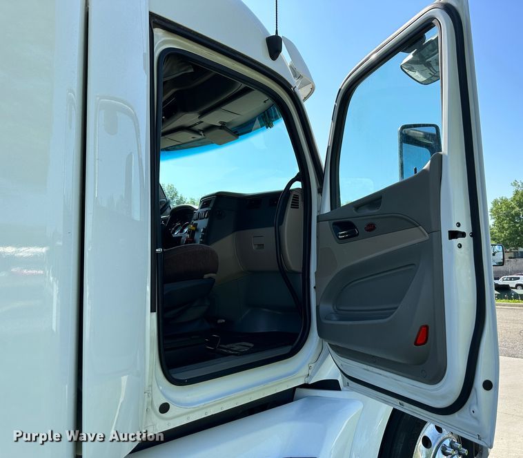 image for item DO5003 2018 Peterbilt 579  semi truck