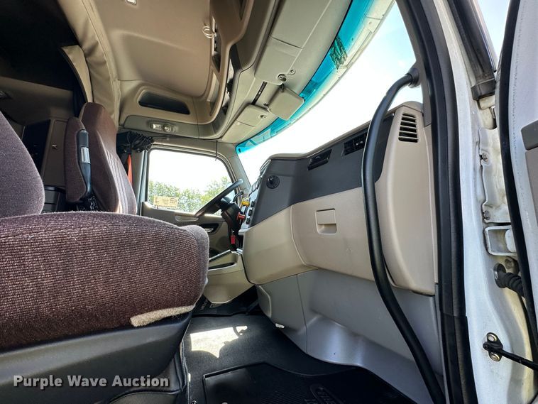 image for item DO5003 2018 Peterbilt 579  semi truck