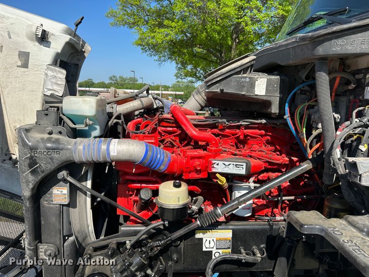 image for item DO5003 2018 Peterbilt 579  semi truck