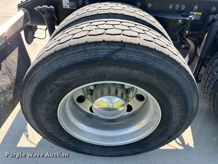 image for item DO5003 2018 Peterbilt 579  semi truck