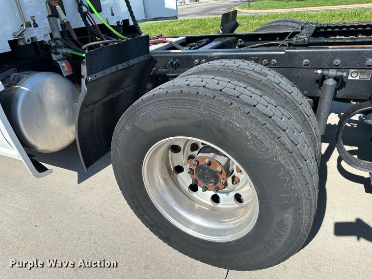 image for item DO5003 2018 Peterbilt 579  semi truck