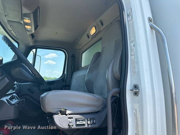 image for item DO5029 2016 Freightliner Business Class M2 106  box truck