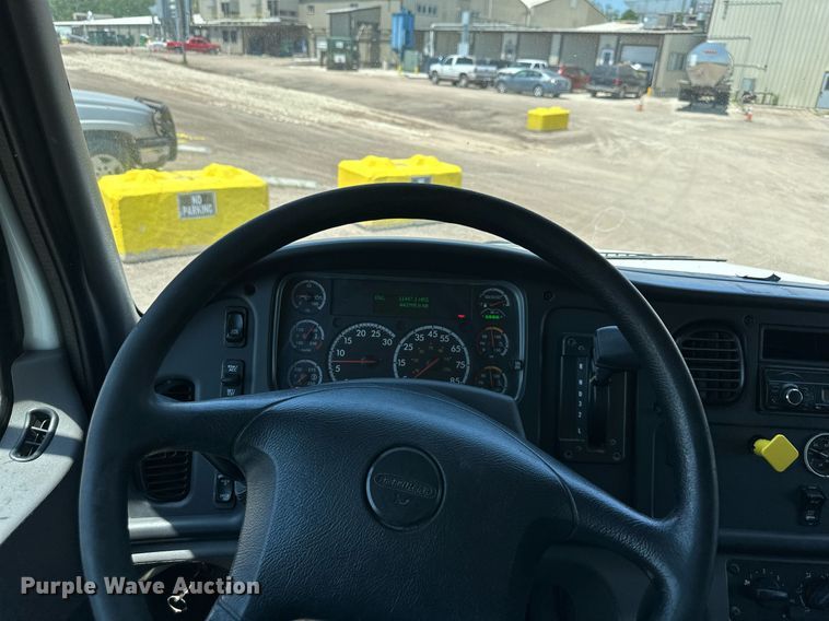 image for item DO5030 2016 Freightliner Business Class M2 106  box truck