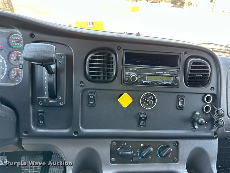 image for item DO5030 2016 Freightliner Business Class M2 106  box truck