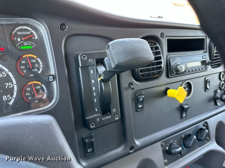 image for item DO5030 2016 Freightliner Business Class M2 106  box truck