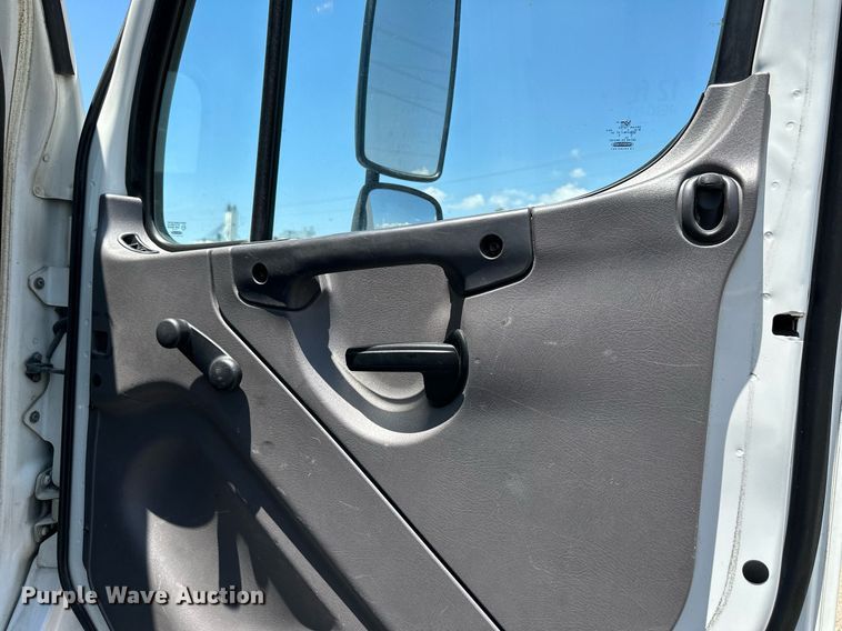 image for item DO5030 2016 Freightliner Business Class M2 106  box truck