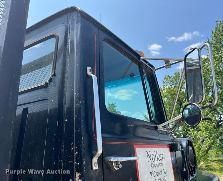 image for item DP0485 1990 Ford LT9000  semi truck