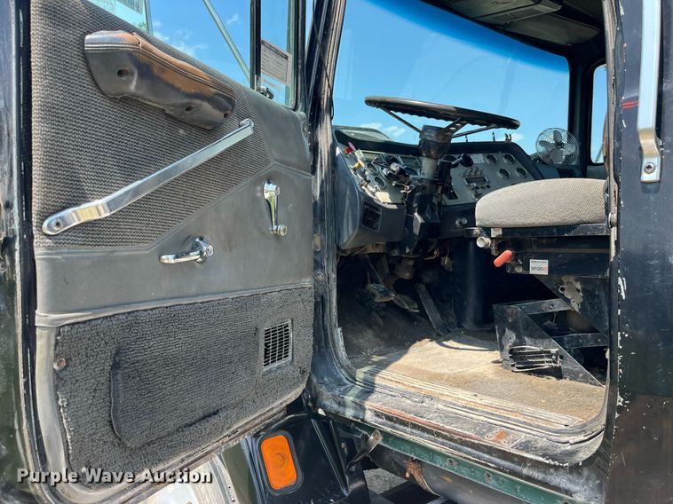 image for item DP0485 1990 Ford LT9000  semi truck