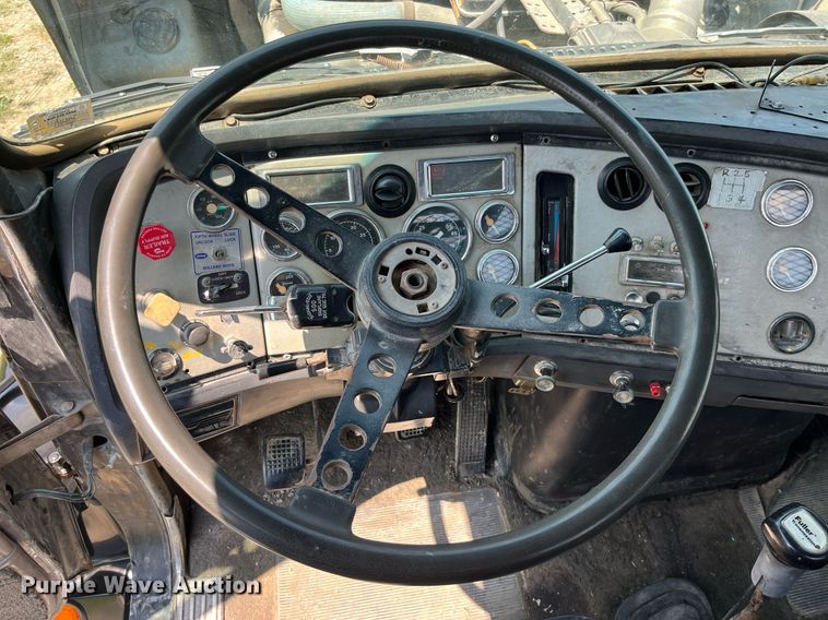 image for item DP0485 1990 Ford LT9000  semi truck