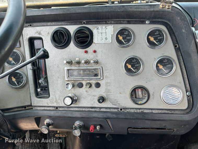 image for item DP0485 1990 Ford LT9000  semi truck