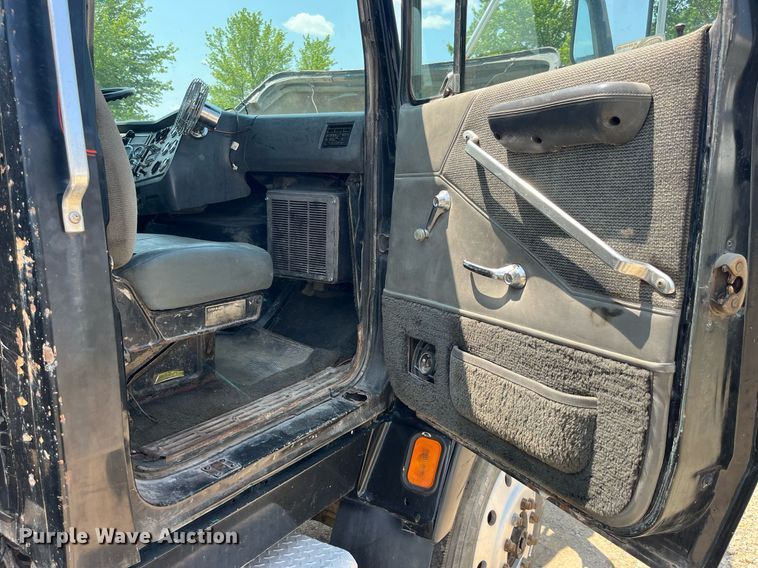 image for item DP0485 1990 Ford LT9000  semi truck