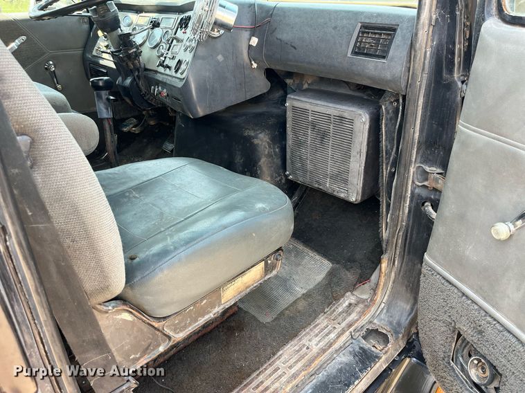 image for item DP0485 1990 Ford LT9000  semi truck