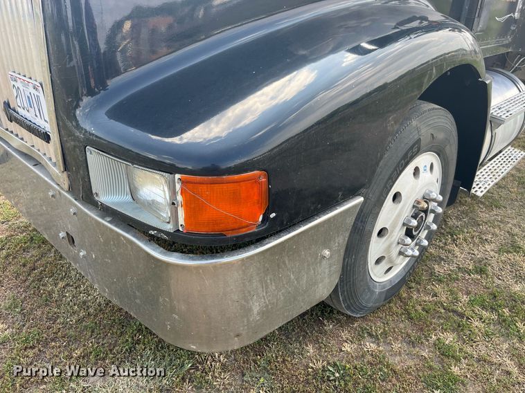 image for item DP0497 1996 International 9400  semi truck