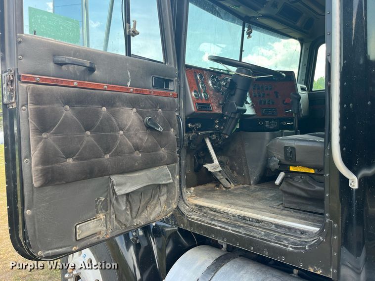 image for item DP0497 1996 International 9400  semi truck