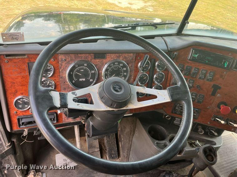 image for item DP0497 1996 International 9400  semi truck