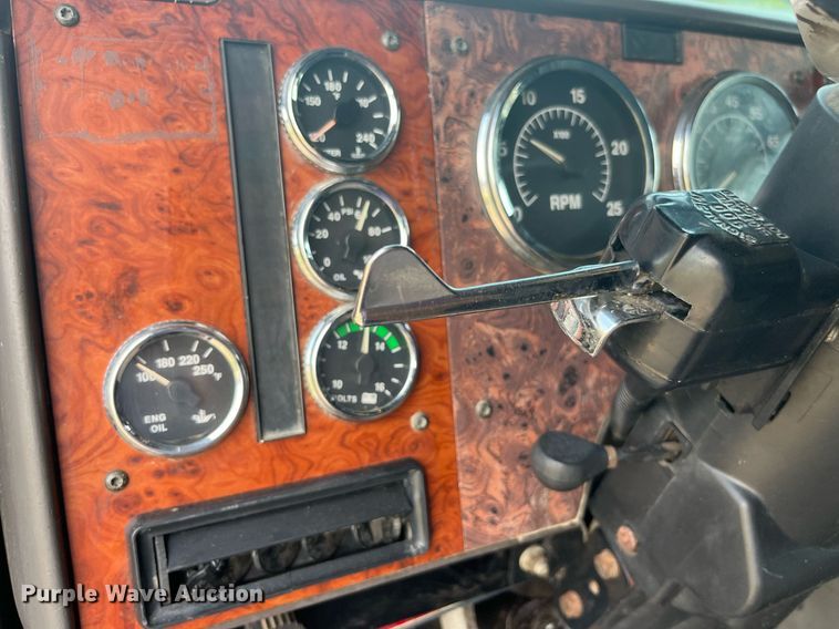 image for item DP0497 1996 International 9400  semi truck