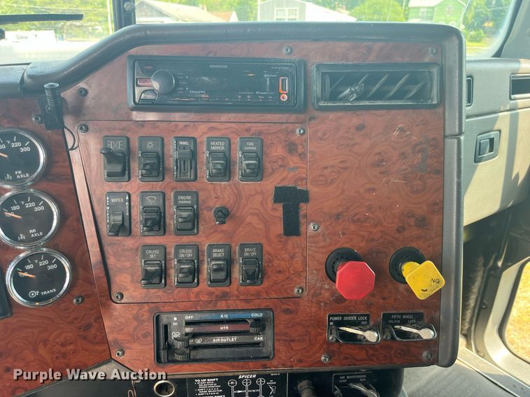 image for item DP0497 1996 International 9400  semi truck