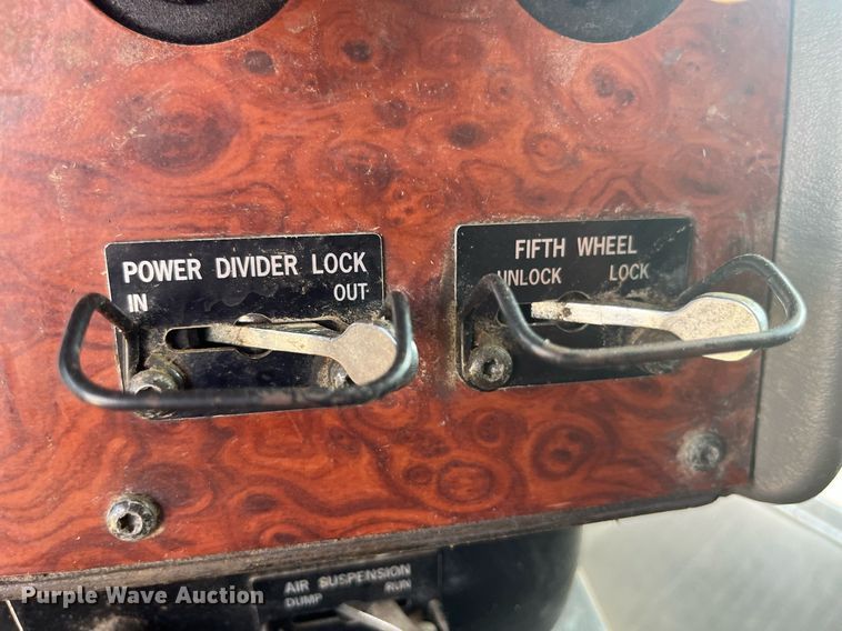 image for item DP0497 1996 International 9400  semi truck