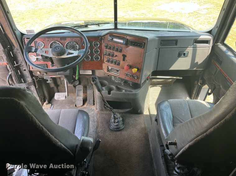 image for item DP0497 1996 International 9400  semi truck