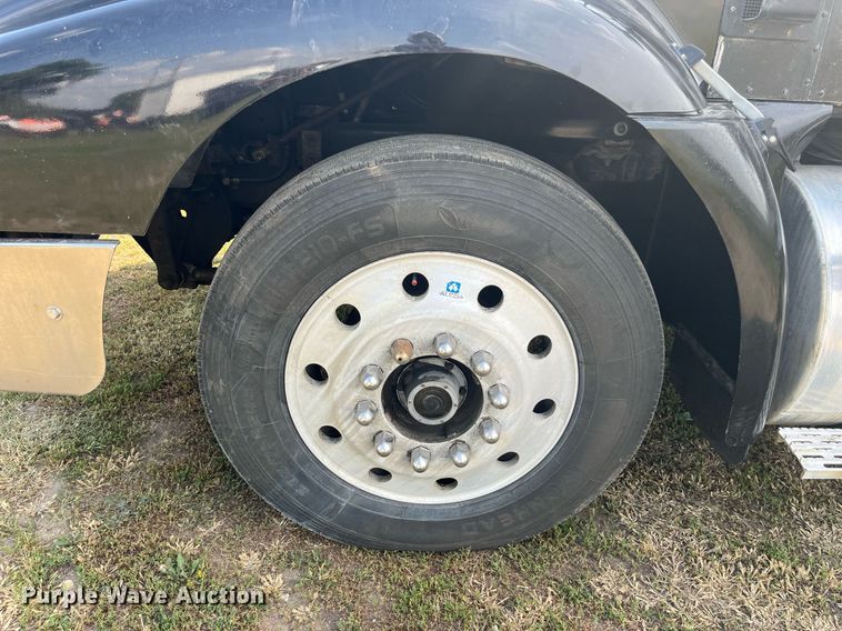 image for item DP0497 1996 International 9400  semi truck