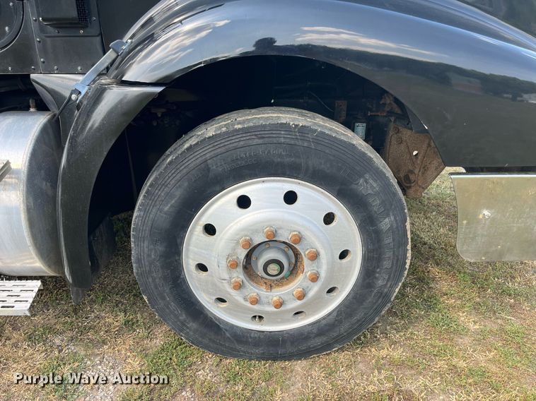 image for item DP0497 1996 International 9400  semi truck