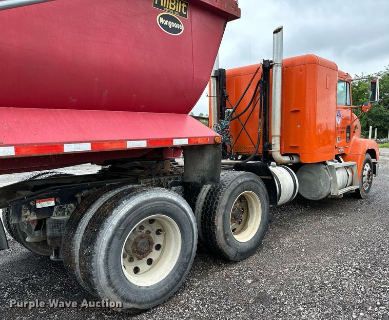 image for item DP3155 2000 Freightliner FD1  semi truck