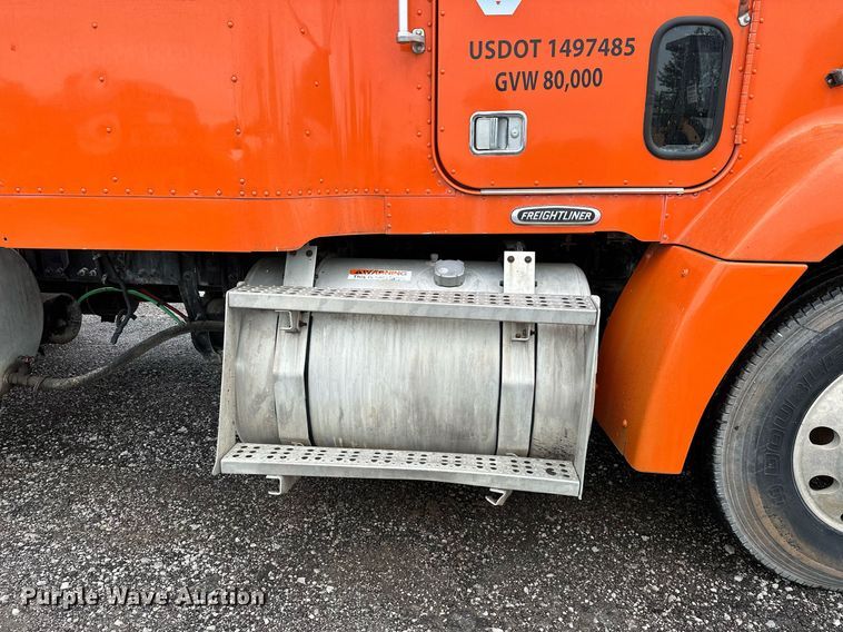 image for item DP3155 2000 Freightliner FD1  semi truck