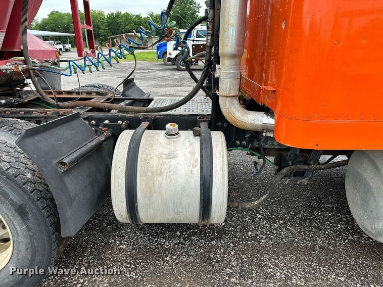 image for item DP3155 2000 Freightliner FD1  semi truck