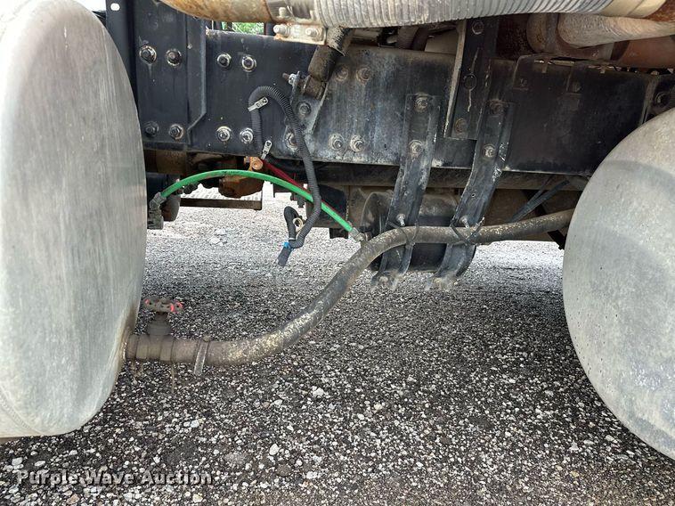 image for item DP3155 2000 Freightliner FD1  semi truck