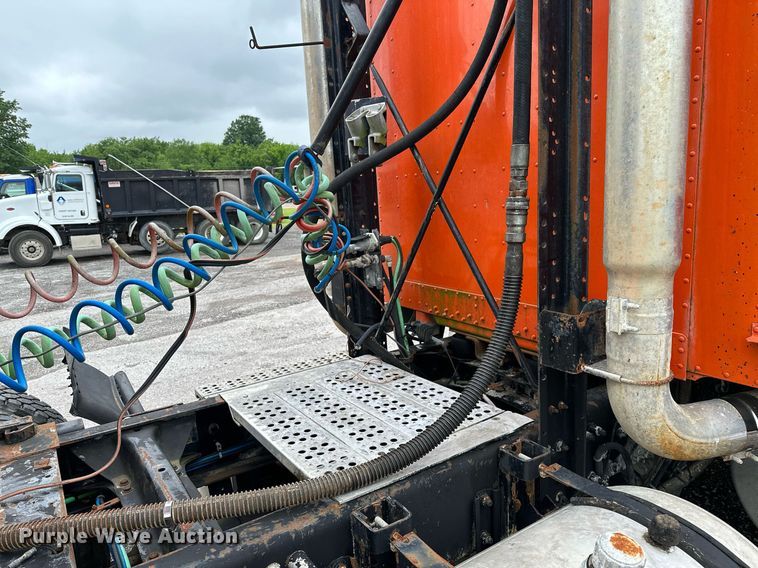 image for item DP3155 2000 Freightliner FD1  semi truck